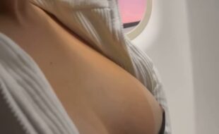 White_Fairyy2 mostra os peitos no avião