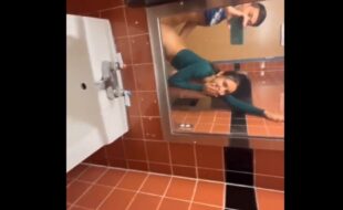Casal fodendo no banheiro da faculdade